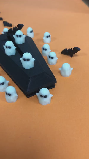 
            
                Load and play video in Gallery viewer, Glow-in-the-Dark 3D Printed Halloween Ghost Figurines Set – Luminous White Ghosts with Black Coffin Display
            
        